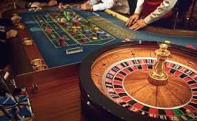 OWW777 Live Casino Mobile - Smartphone ဖြင့် Live Dealer ကာစီနို ကစားနေသောမြင်ကွင်း