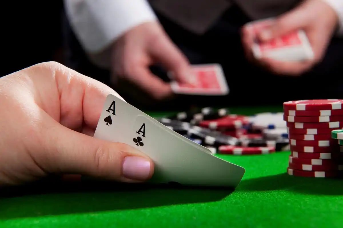 OWW777 တိုက်ရိုက် ကာစီနို ဒိုင်လာနှင့်အတူ Baccarat ကစားနေသောမြင်ကွင်း
